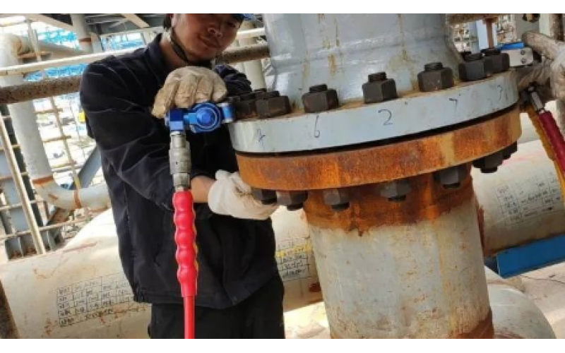 冶金余热回收设备螺栓安装预紧选用KWZK千亿体育在线注册,千亿体育（中国）液压力矩扳手