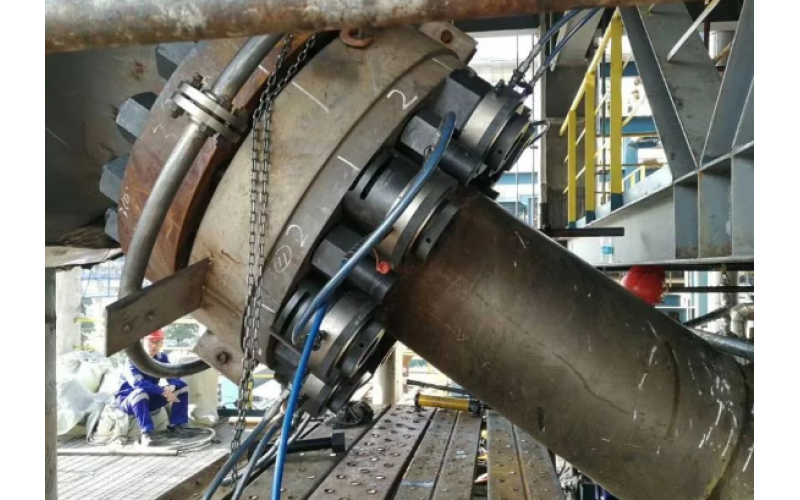 化肥氨合成塔顶盖螺栓预紧客户选用千亿体育在线注册,千亿体育（中国）KWZK液压螺栓拉伸器